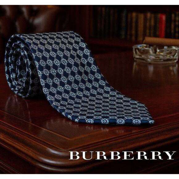 Burberry Tie Men’s 100% Silk Navy Blue Geometric Floral Made in Italy 3.7” Long - Picture 1 of 11